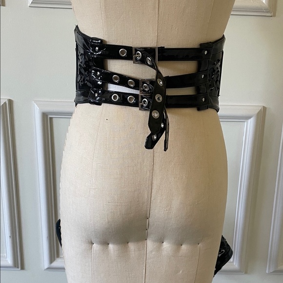 Black Ornate Women's corset Belt with thigh garters - Picture 4 of 4